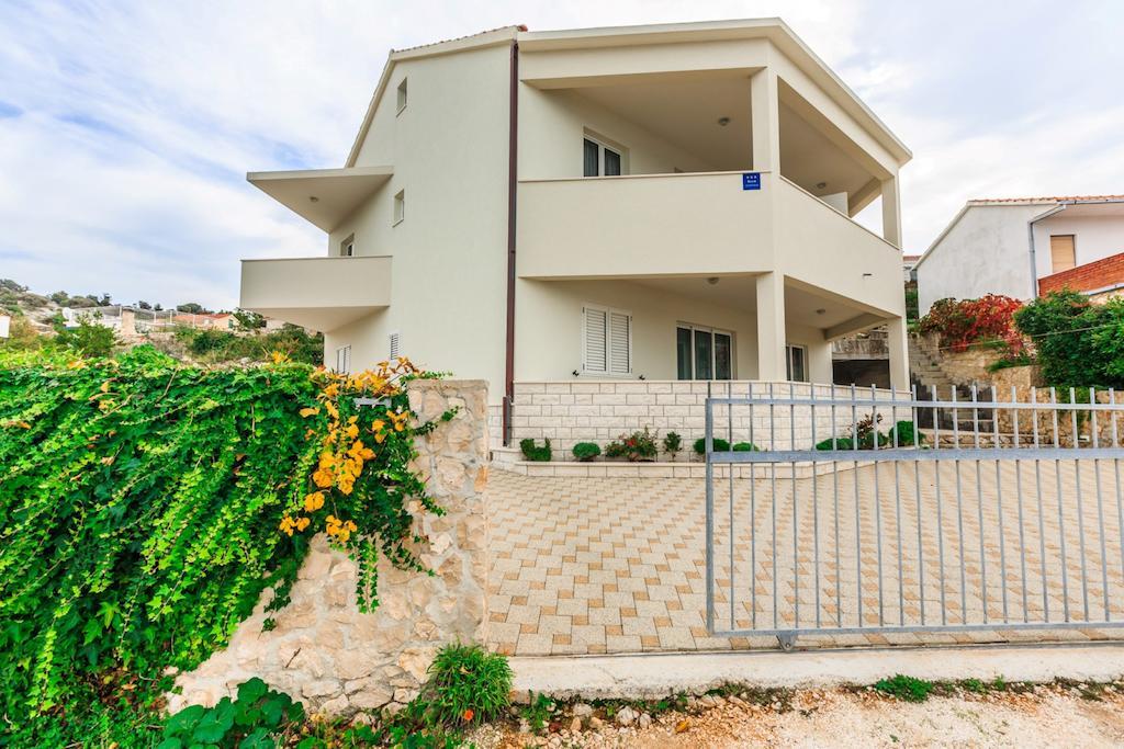 Apartments Rogulj Рогозница Экстерьер фото