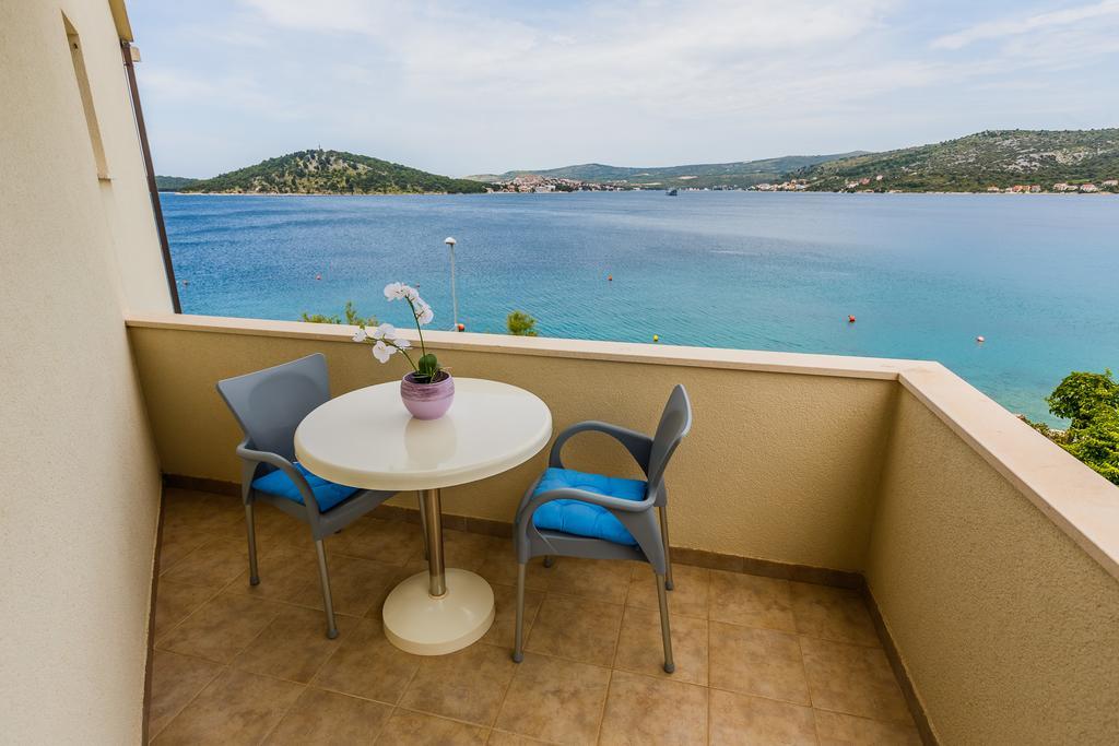 Apartments Rogulj Рогозница Экстерьер фото