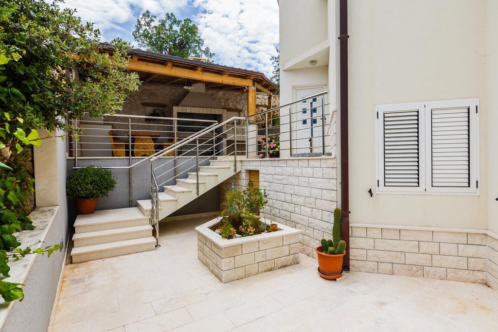 Apartments Rogulj Рогозница Экстерьер фото