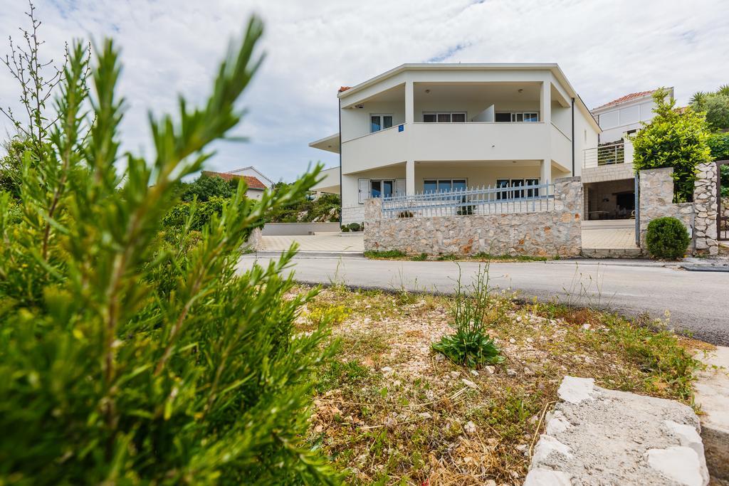 Apartments Rogulj Рогозница Экстерьер фото