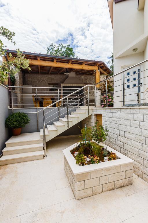 Apartments Rogulj Рогозница Экстерьер фото